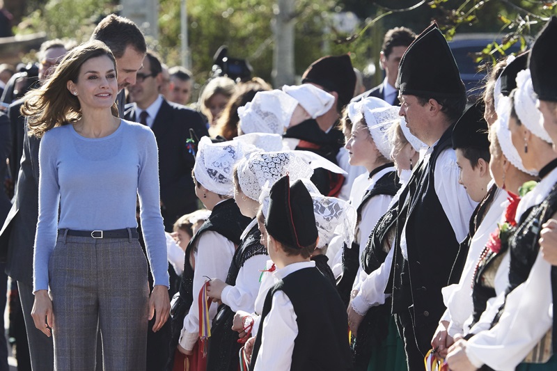 【王后「微服」出巡】Zara 以外的選擇…… Queen Letizia 穿$890長褲親近民眾