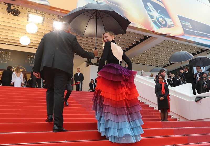 【康城紅地氈】雨後彩虹！Cate Blanchett 化身型格「七彩蝦條姐姐」