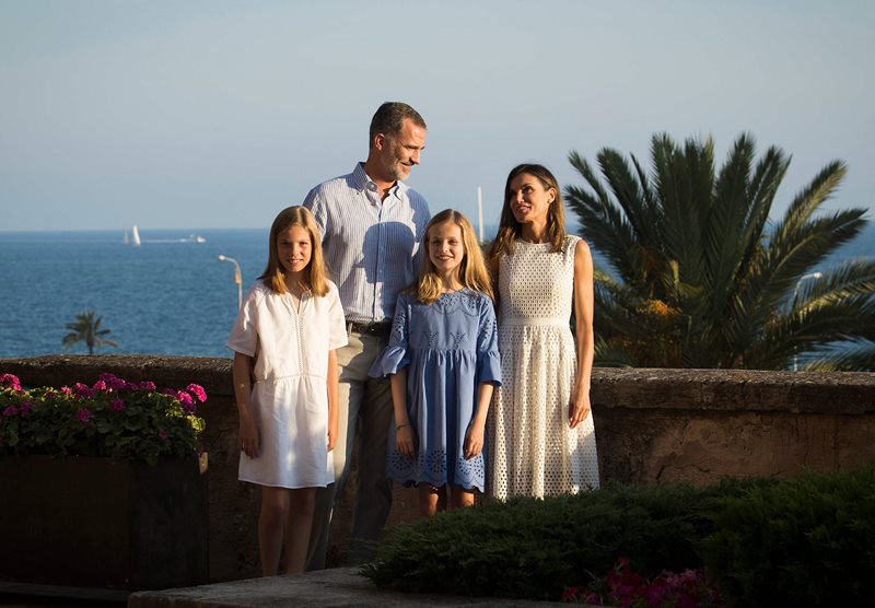 【西班牙王室放暑假】Queen Letizia 與兩位公主的時尚「度假裙」