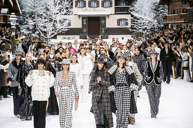 巴黎時裝周2019 秋冬: Chanel 老佛爺 Karl Lagerfeld 的最後一個秋冬系列 愛將 Cara Delevingne、Soo Joo Park 雪山小鎮走騷