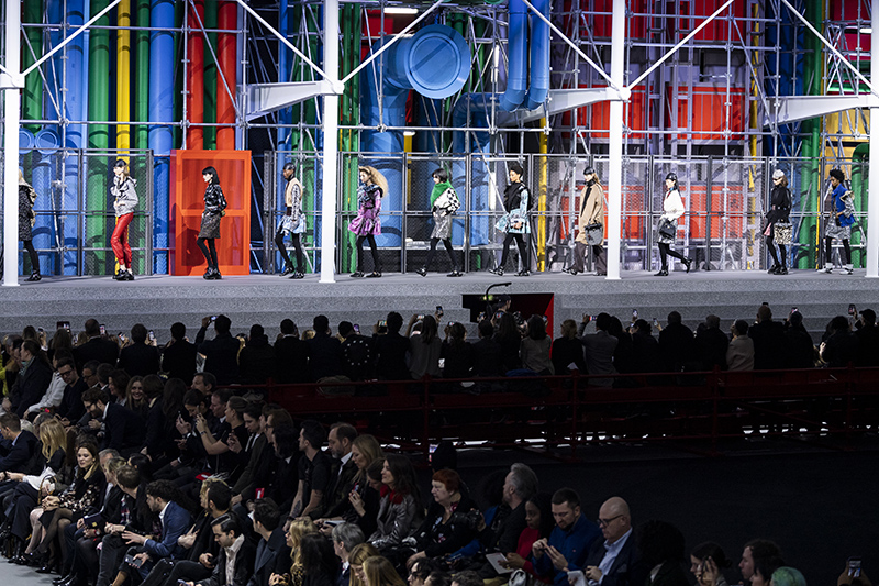 巴黎時裝周2019 秋冬 : Louis Vuitton 羅浮宮內複制龐比度中心 用誇張對比演繹前衞風格
