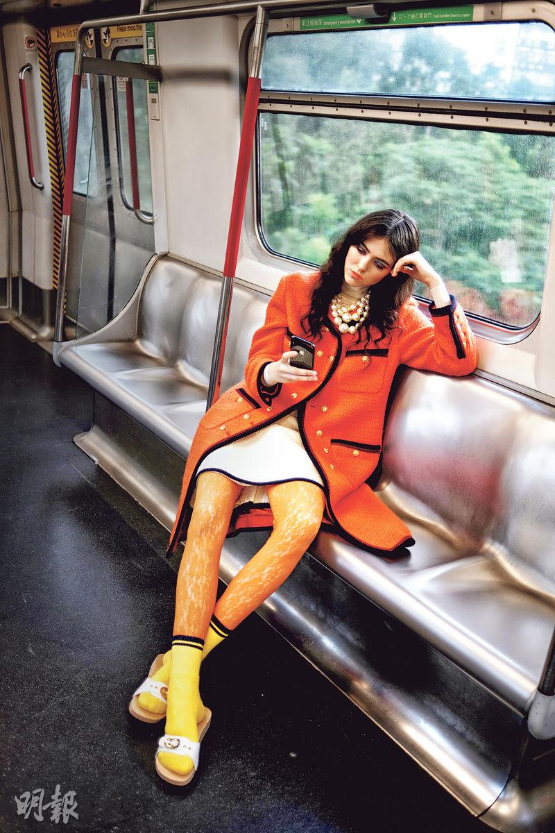 Gucci, 橙色毛衣, 緊身褲, 黃色棉襪, 金屬配飾白皮涼鞋